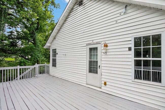 Building Photo - 3008 Lakeshore Dr