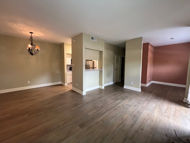 Building Photo - 2025 Augusta Dr