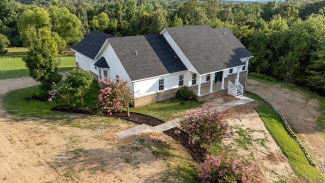 Building Photo - Spacious 5-Bedroom Home on 1.5+ Acres in West Side School District