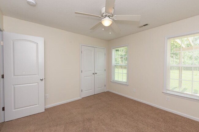 Building Photo - 3 Bedrooms and a bonus room in Richlands (Will include lawn service with increased rents)