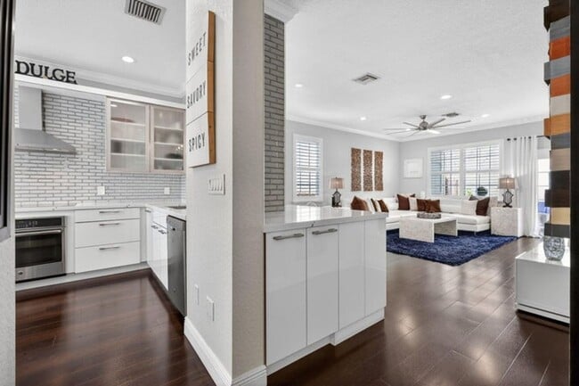 Building Photo - 203 E Thatch Palm Cir