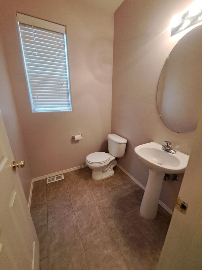 Building Photo - 3 BEDROOM - AC - move in ready Hillsboro