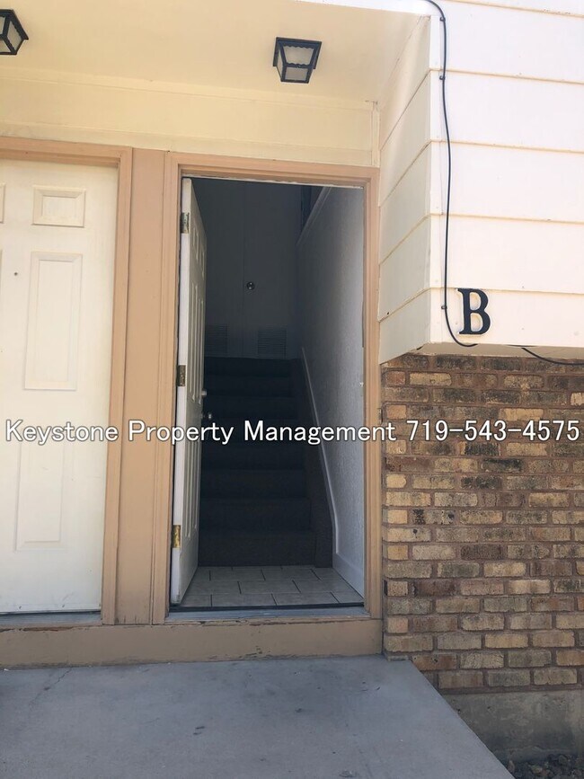 Building Photo - $525 OFF Move In Special! Well Maintained Apartment - Near CSUP 2 Bed/1 Bath $1050/$1050