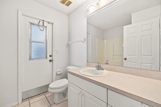 Building Photo - 3 Bed 2 Bath Pool Home