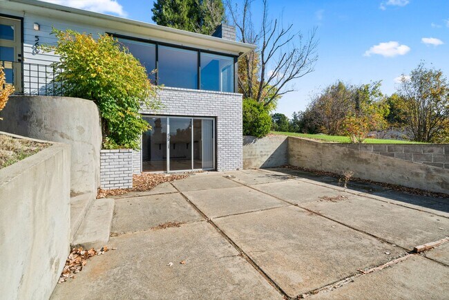 Building Photo - 3 Bedroom 3 Bath House
