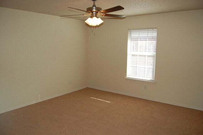 Building Photo - Great Updated 3/2/1 - Easy Access to Loop 289