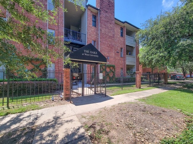 Building Photo - Prime Location in West University Area! First floor unit with open floor plan, tile floors throug...