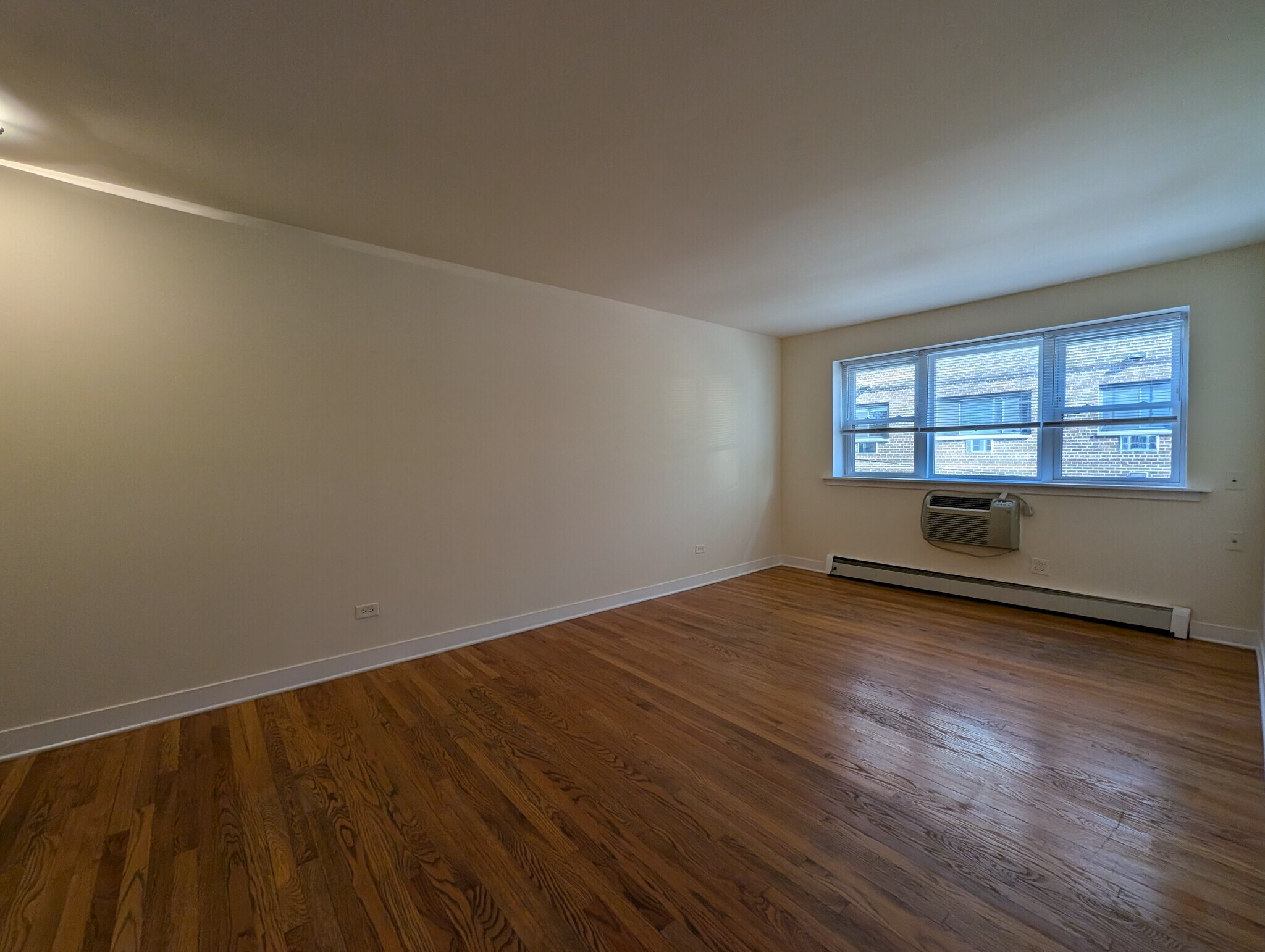 Building Photo - 643 W Wrightwood Ave