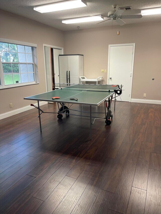 Building Photo - 10910 Lakemore Ln