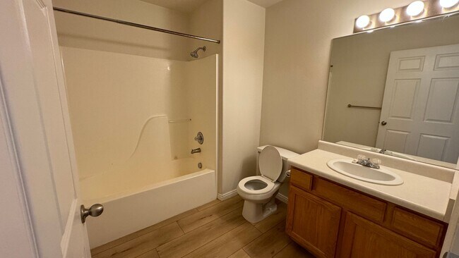 Building Photo - 3 bedroom 2 bath!! Available Now!!