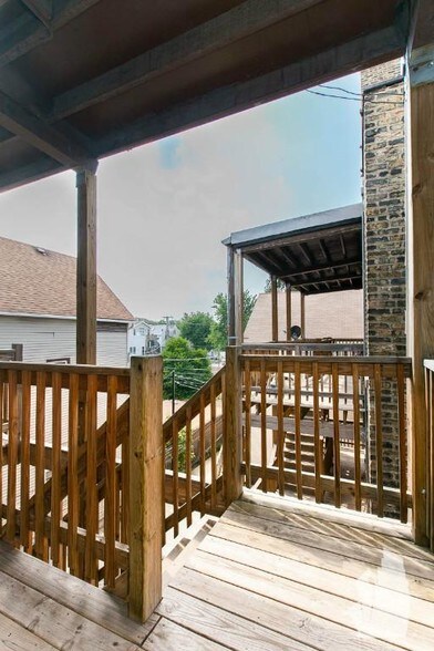 Building Photo - 3056 N Greenview Ave