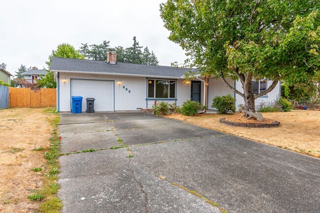 Building Photo - Welcome to this 3 Bed 2 Bath Home Close To...