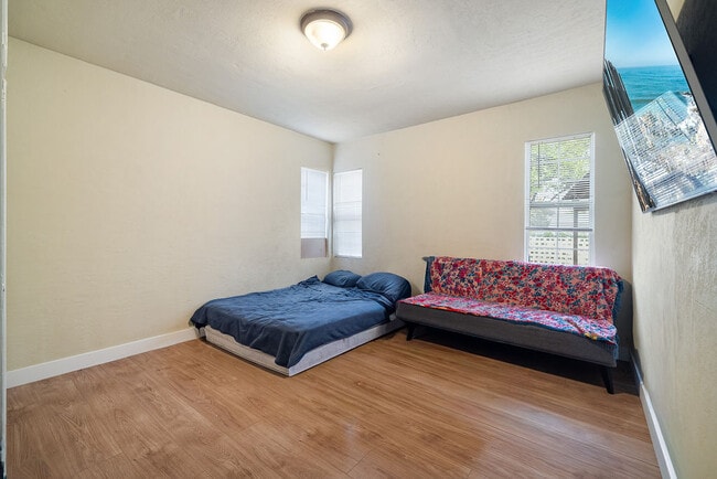 Building Photo - 11050 Keswick St