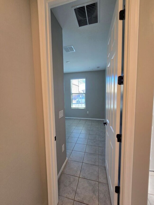 Building Photo - MOVE IN SPECIAL!! 3 Bedroom/ 2 Bath Red Rock Oasis
