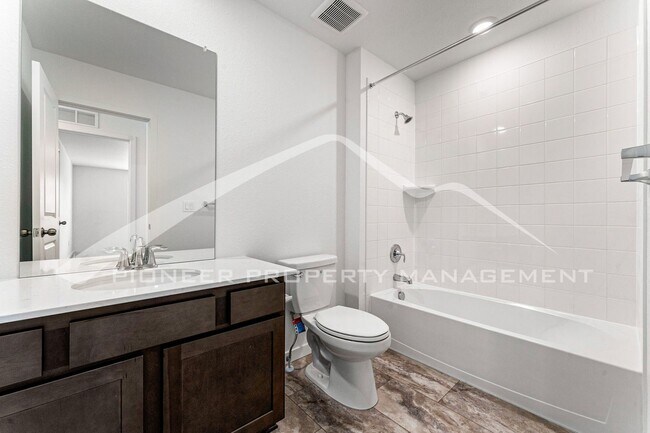 Building Photo - Charming Townhouse with Washer/Dryer and Garage