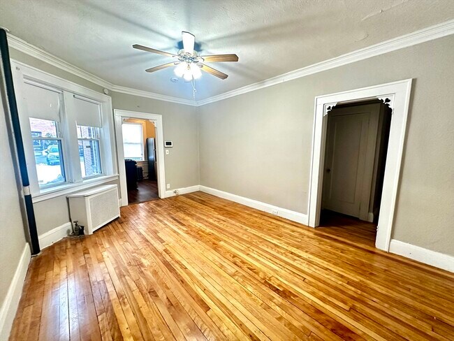 Building Photo - 577 Pleasant St