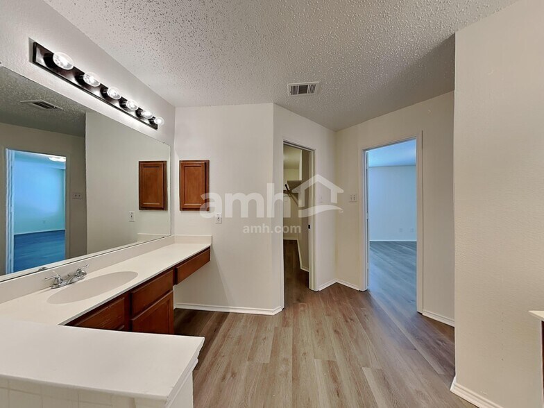 Building Photo - 163 Southlake Dr