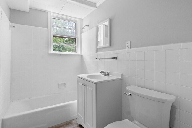 Building Photo - 427 Circle Dr