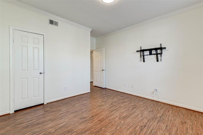 Building Photo - 2255 Braeswood Park Dr