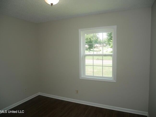 Building Photo - 2011 Coral Hills Dr