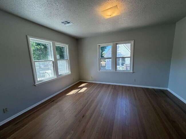 Building Photo - 3 Bed 1 Bath in NW OKC