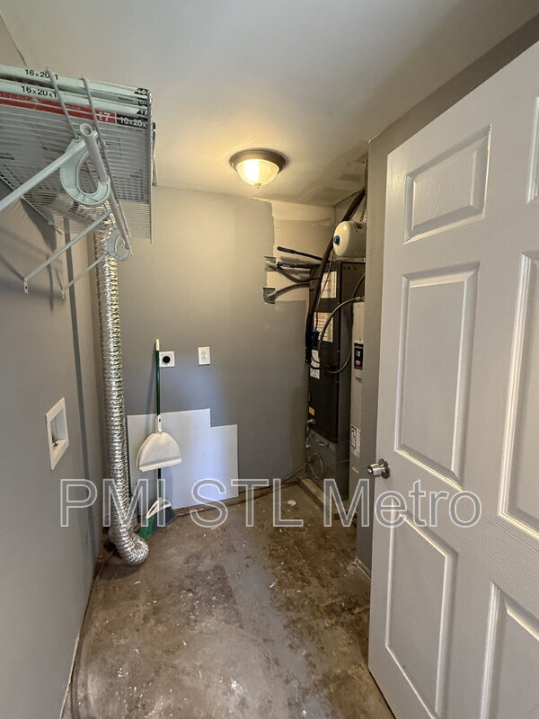 Building Photo - 528 Royal Ave