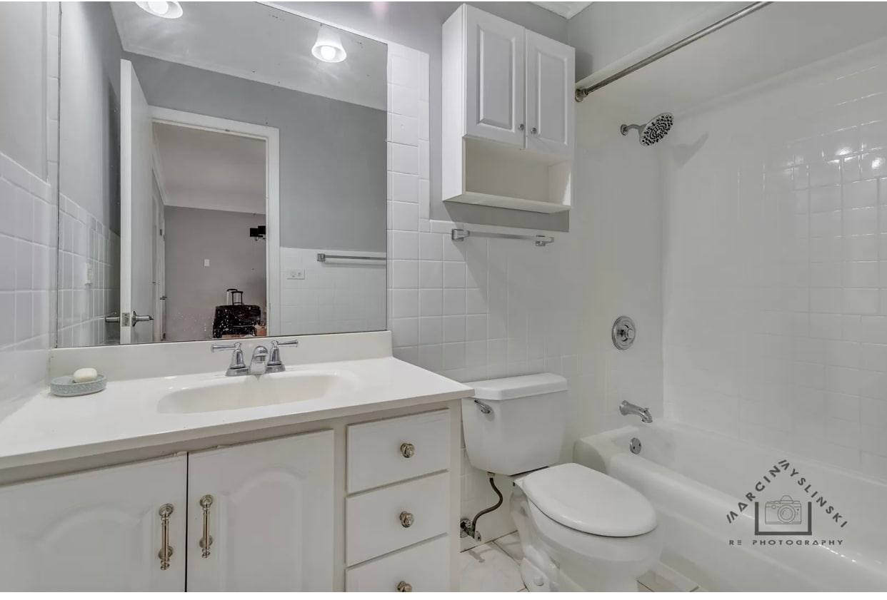 Bathroom - 6464 N Northwest Hwy