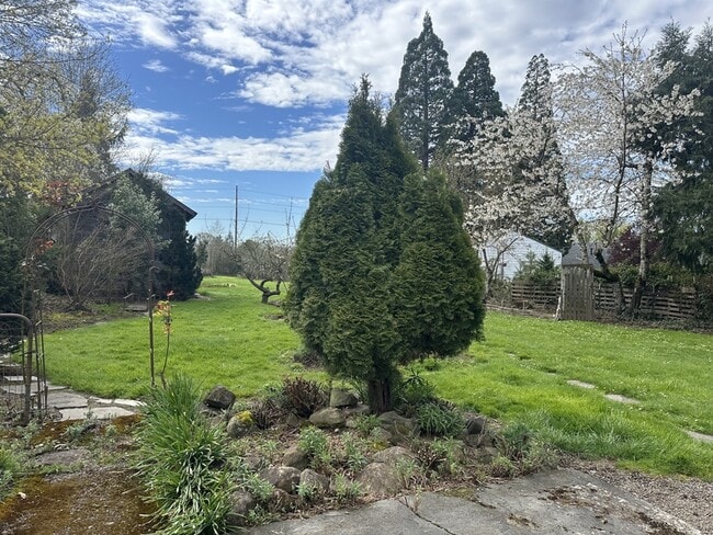 Building Photo - 795 E College St