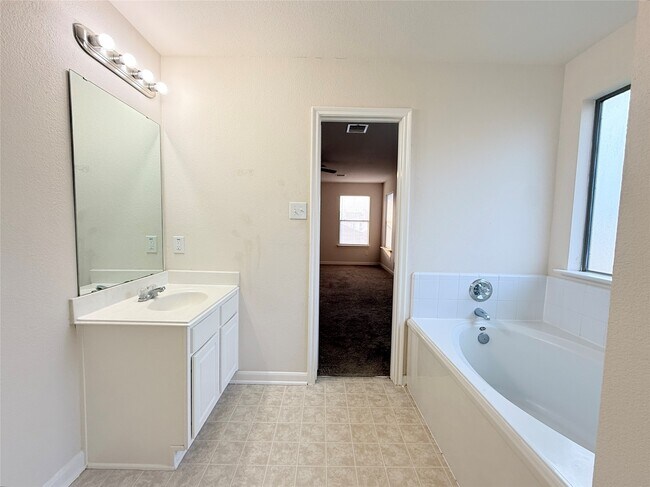 Building Photo - 431 Mantova Dr