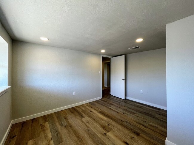 Building Photo - Built-Strong Big?Spring Residence – Durability Meets All-Season Comfort