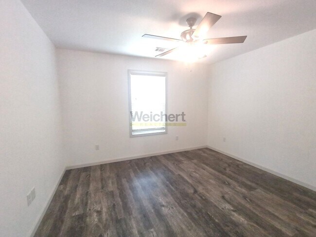 Building Photo - Modern 4Bed/2Bath house with fenced backyard and garage