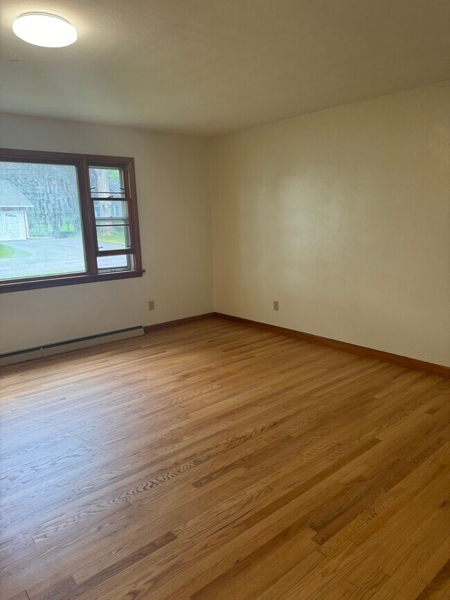 Building Photo - 218 Pine Tree Ave