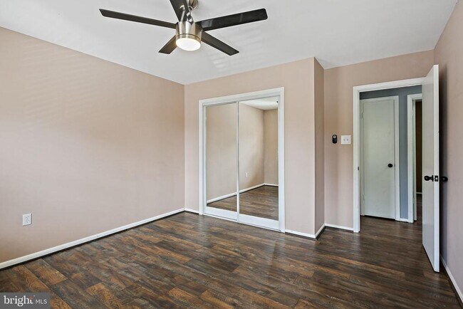 Building Photo - 18 Chantilly Ct