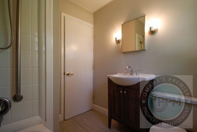 Building Photo - Discover this 3-bedroom, 1-bath home in Omaha, NE,