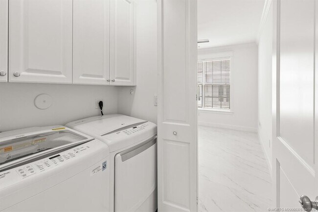 Building Photo - 47 SW Osceola St