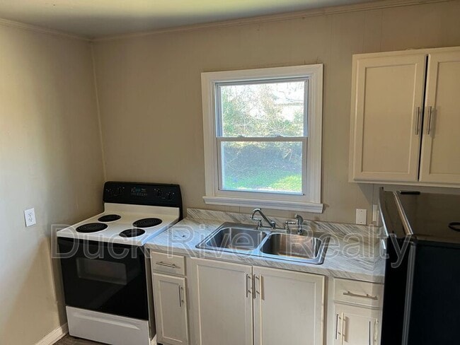 Building Photo - 610 1/2 E 8th St