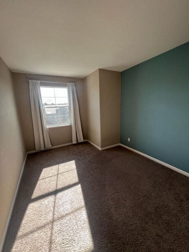 Building Photo - Newer Home within Red Hawk Golf Community!