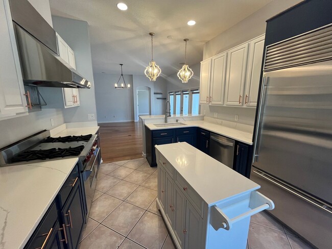Building Photo - Gorgeous 4 Bed 2 Bath Home for Rent in Apo...