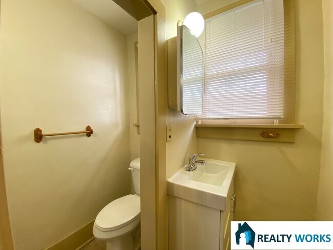Building Photo - Adorable 2 bed 2 bath house!
