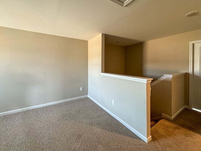 Building Photo - Spacious 4 Bed 2.5 Bath Home with Flex Rooms