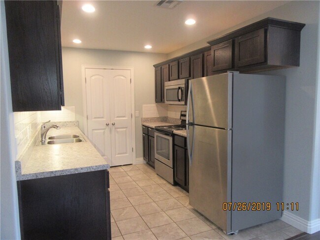 Building Photo - 1108 S Haden