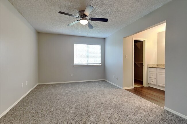 Building Photo - 13906 Rosetta Dr