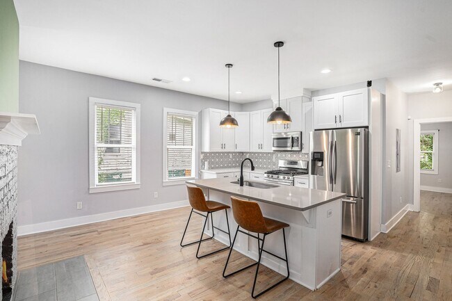 Building Photo - 4 Bedroom 3 Bath w/ Full Studio Basement