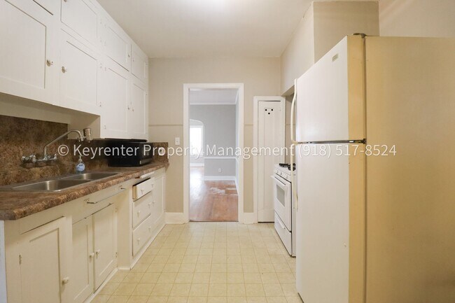 Building Photo - Beautifully Redone 1 Bedroom Duplex! Available for Immediate Move in!