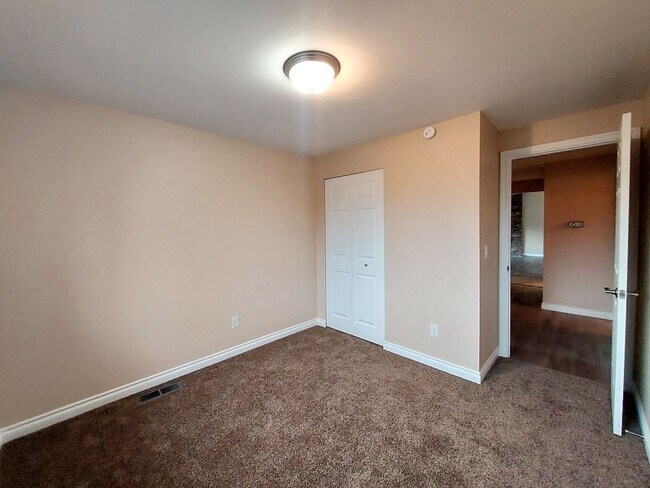 Building Photo - HUGE 5 Bedroom Home - Federal Way