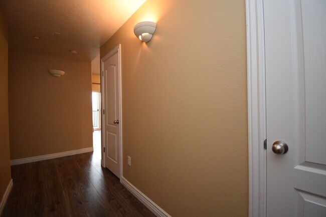 Building Photo - Great 2 Bed 2 Bath Unit in Millcreek!!!