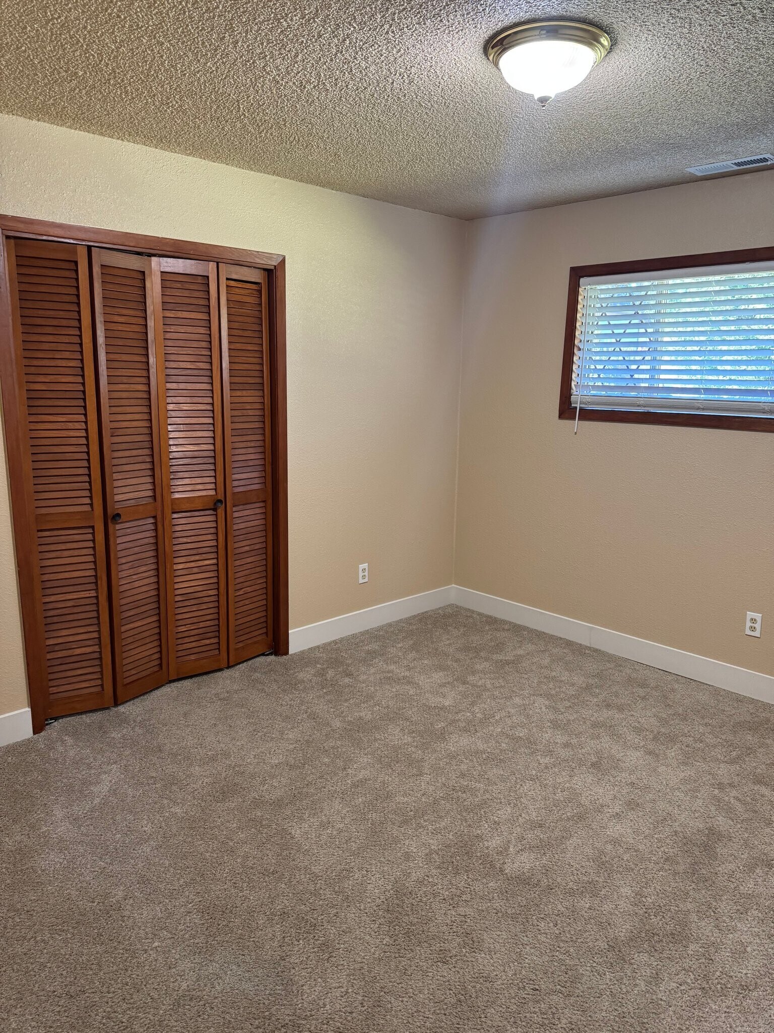 Building Photo - 9811 NE 152nd Ave