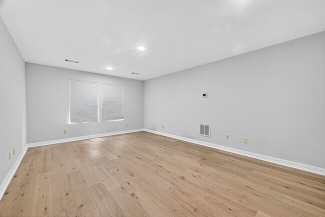 Building Photo - 2731 Stuart Manor