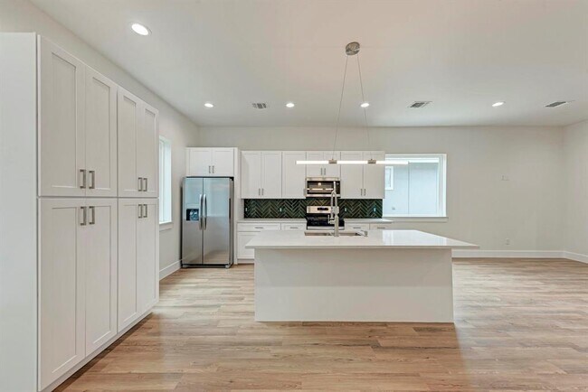 Building Photo - 401 Delmar Ave