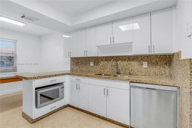 Building Photo - 3827 NE 166th St